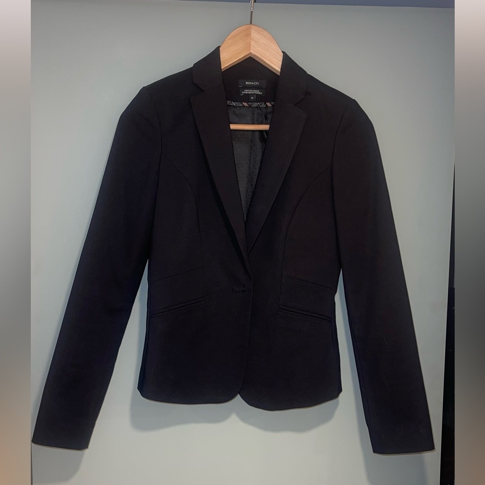 SOLD - Women's Black RW&CO Fitted Blazer🖤